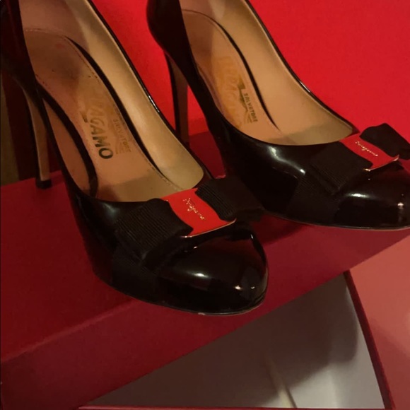 Black Salvatore Ferragamo heels comes with original box an authentication card - Picture 6 of 8